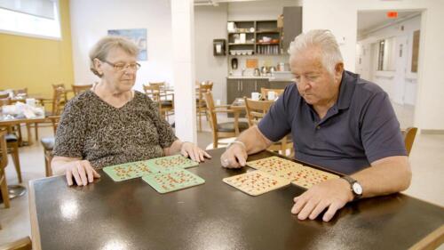 Résidents jouant au bingo